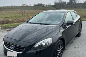 VOLVO V40 D2