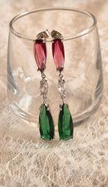 Orecchini pendenti con cristalli rosa e verdi