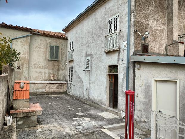 Casa singola centro storico con giardino e garage