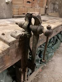 Banco da lavoro d'epoca con morsa