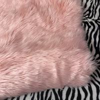 Tappeto Maisons Du Monde in pelliccia (finta) rosa