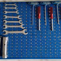 pannello da officina con attrezzi