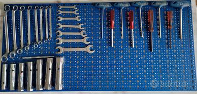 pannello da officina con attrezzi