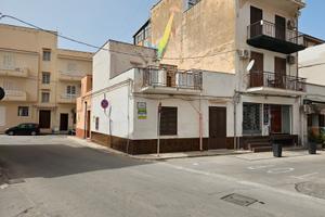 Casa angolare vicino al mare