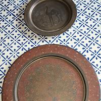 coppia di piatti  in ottone intarsiato a mano