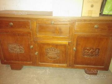 Antica cucina in legno intarsiata a mano