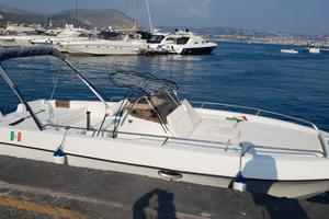 Barca a motore mano' 23 walk around