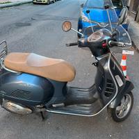 Vespa piaggio 300 GTS 2017