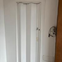 Porta a soffietto e portone in legno