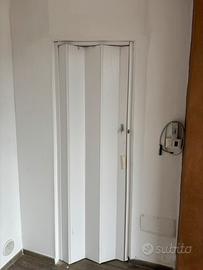 Porta a soffietto e portone in legno