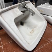 lavabo con rubinetto