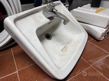 lavabo con rubinetto