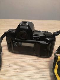Macchina fotografica nikon F-801 con flash