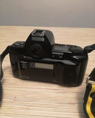Macchina fotografica nikon F-801 con flash