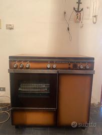 Cucina anni 70/‘80 con 4 fuochi