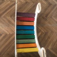 Dondolo montessoriano arcobaleno fatto a mano
