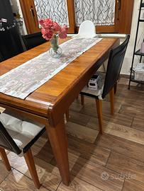 Tavolo 100% legno con sedie in pelle e legno