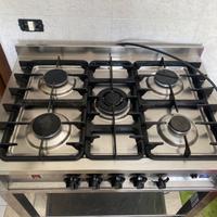 Cucina professionale e taglia mozzarella a cubetti