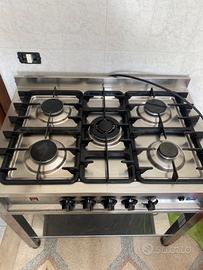 Cucina professionale e taglia mozzarella a cubetti