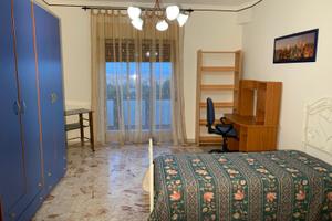 Camere singole arredate per studentesse