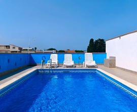 Casa dei pini con piscina blu cobalto