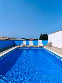 Casa dei pini con piscina blu cobalto