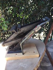 Cric per sostituzione ruota auto