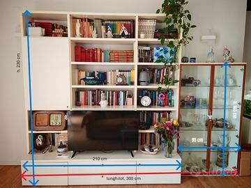 Libreria in legno bianca a parete