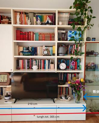 Libreria in legno bianca a parete