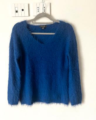 Maglione peloso blu elettrico