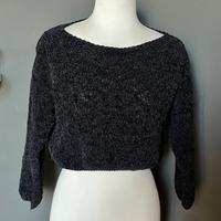 Maglioncino crop nero morbido con maniche lunghe