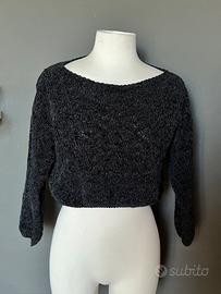 Maglioncino crop nero morbido con maniche lunghe