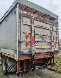 Camion iveco 150E18KA con sponda idraulica