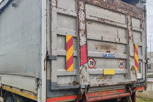 Camion iveco 150E18KA con sponda idraulica