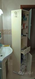 mobiletto da bagno di colore bianco girevole 