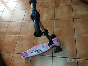 monopattino con luci nelle ruote 