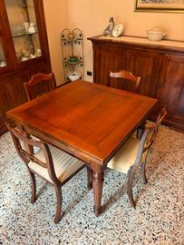 Tavolo quadrato con sedie