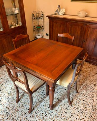 Tavolo quadrato con sedie