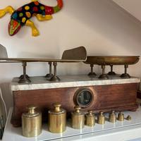 Bilancia antica a due piatti con pesi