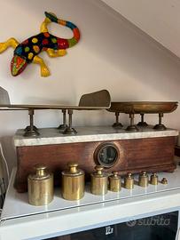 Bilancia antica a due piatti con pesi