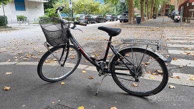 Bici città con cestino e portapacchi