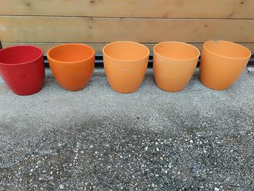 Vasi colorati per fiori 