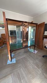 Credenza stile antico di legno e vetro con pannell