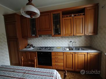 Cucina con tavolo e sedie