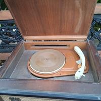 Radio vintage con giradischi Magnadine 