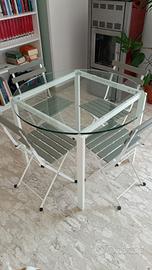Tavolo con sedie 