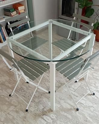 Tavolo con sedie 