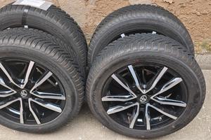 4 pneumatici invernali Yokohama con cerchi in lega