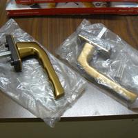 Maniglie nuove per porte e finestre