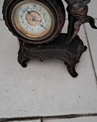 antico orologio in bronzo